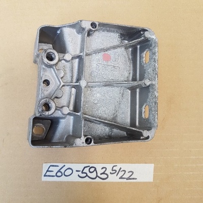 BMW  E60 E61 E63 E64 Befestigung für Querstrebe Motor Karosserie Bock 7010593
