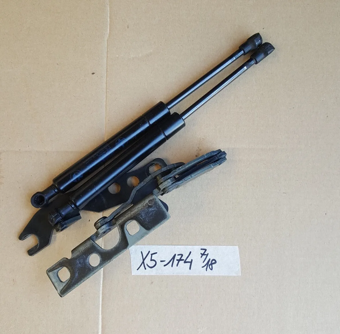 BMW X5 Stossdämpfer Gasdruckfeder Dämpfer Motorhaube 8402174 Scharnier rechts