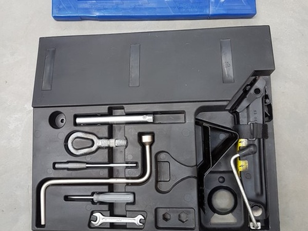 BMW Z3 Bordwerkzeug Werkzeug Kasten Warndreieck Wagenheber Abschlepp Öse Haken