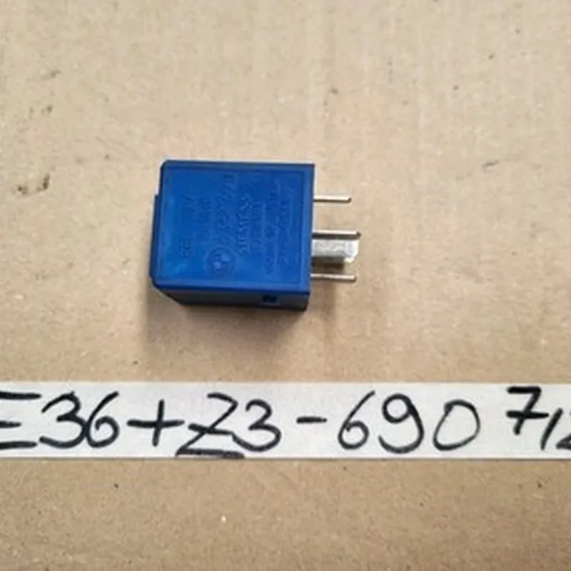 BMW E38 E36 Z3 Multifunktion Relais Schliesser violettblau 8364690