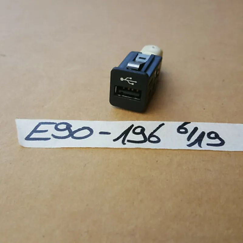 BMW E82 E87 E90 E91 E92 E60 E61 E63 F07 F10 F11 F12 X1 X3 X5 USB Buchse 9167196 
