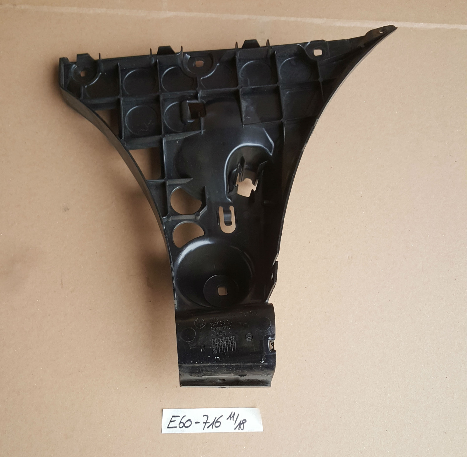 BMW E60 Aufnahme Heckschürze Führung Halter Stoßstange  HINTEN RECHTS 7033716 – Bild 1