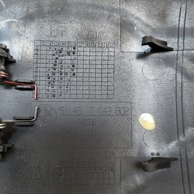 BMW Z4 E85 Klappe Deckel Griff  Mittelkonsole  HINTEN 7043802  Macke! – Bild 3