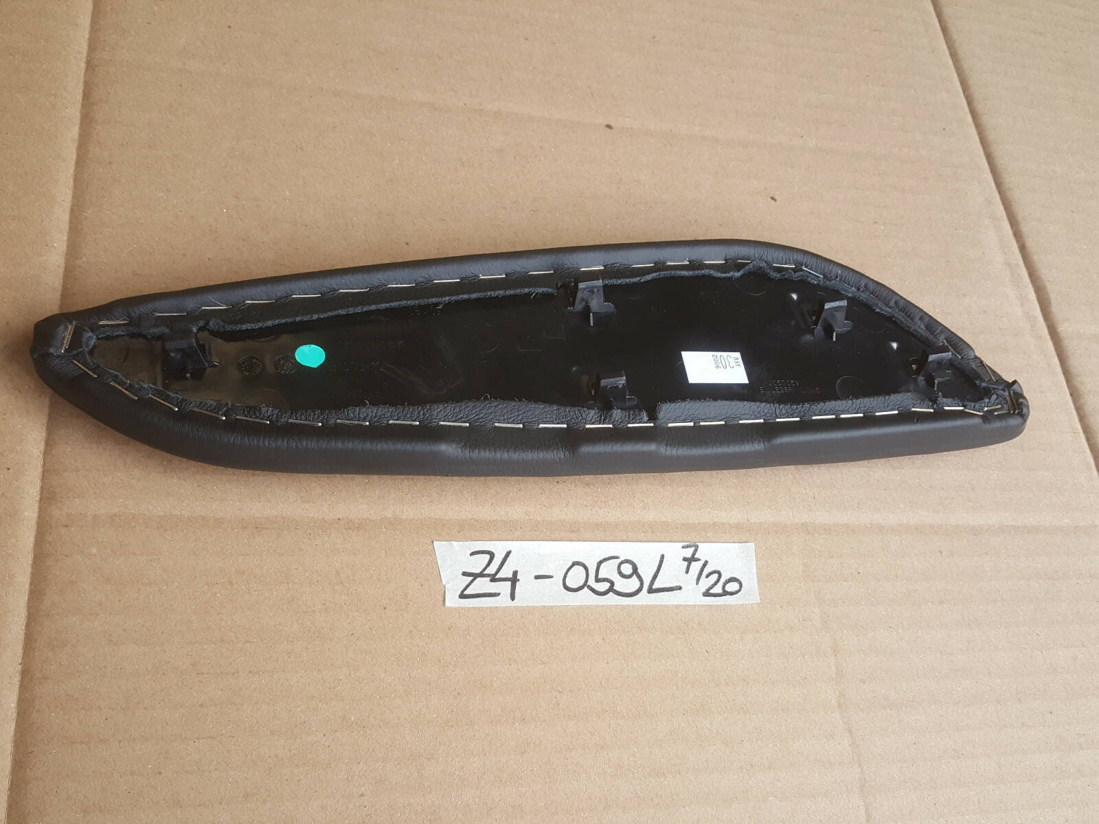 BMW Z4 E85 E86 Mittelkonsole Verkleidung Leder Blende links Kniepad 7026215  – Bild 2