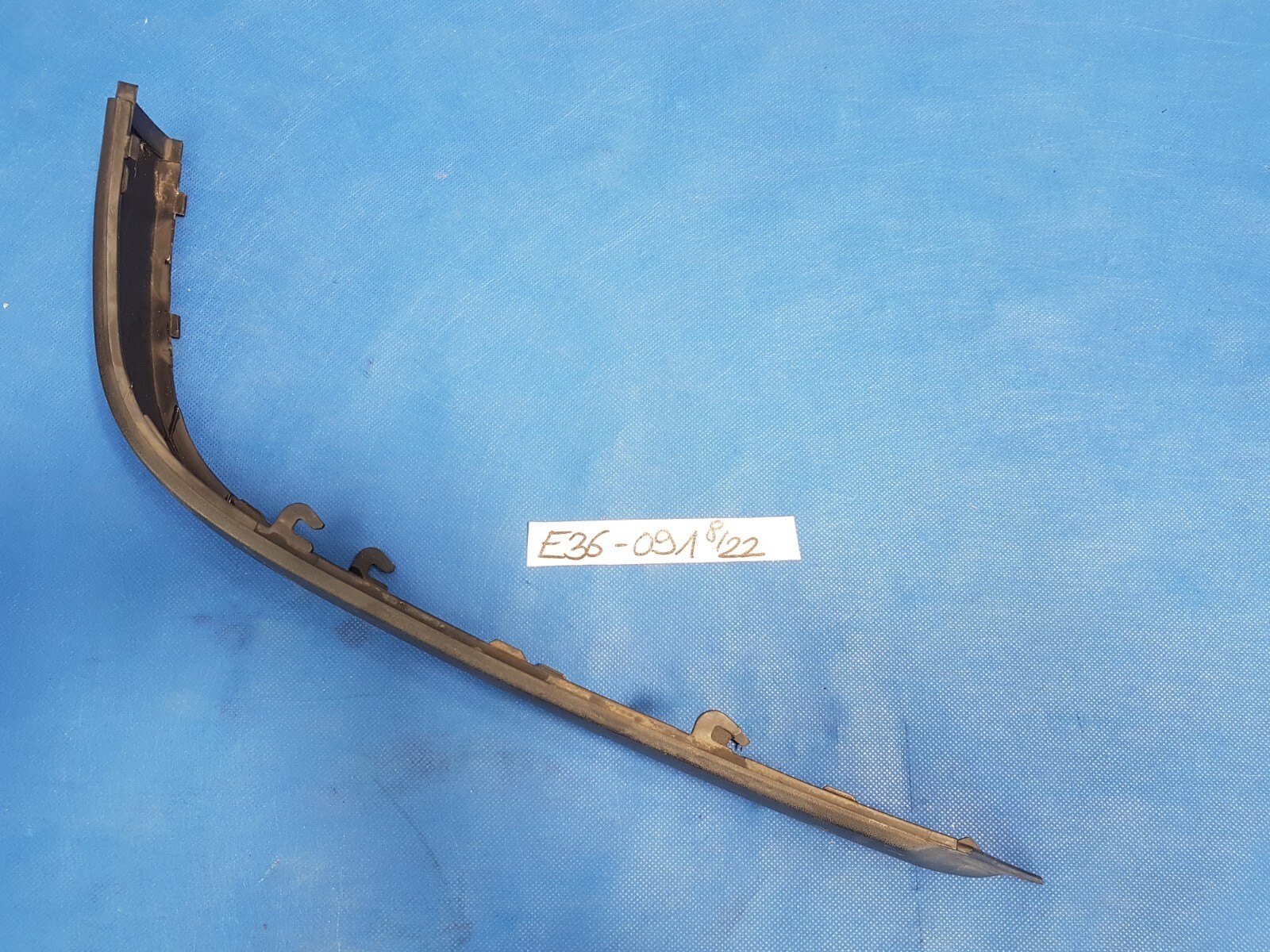 BMW E36 Compact  Zier Leiste Stoßstange Stossleiste Hinten links 8146091