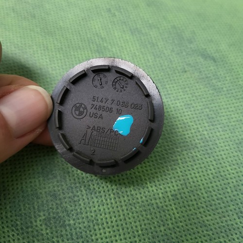 BMW Z4 E85 Blindstopfen  Abdeckung in der Seiten Verkleidung hinten 7068023 grau